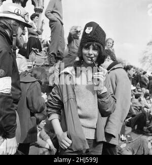 Interdire le mouvement de la bombe quatre jours de marche du Centre de recherche sur les armes atomiques d'Aldermaston, Berkshire, à Trafalgar Square, Londres, lundi 30th mars 1959.Notre photo montre ...Ruth Singer 16 ans, fumer un tuyau.La deuxième marche annuelle de Pâques a été organisée par la campagne pour le désarmement nucléaire.Des dizaines de milliers de personnes ont marqué la fin de la marche d'Aldermaston par un rassemblement dans le centre de Londres.C'était la plus grande manifestation que Londres ait vu au 20th siècle. Banque D'Images