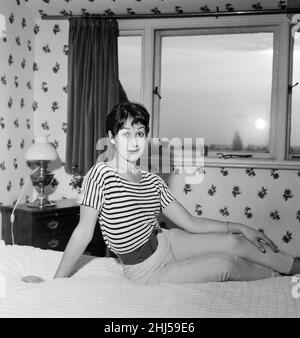 Danseuse una Stubbs, âgée de 22 ans, dans son appartement à Londres.4th décembre 1959. Banque D'Images