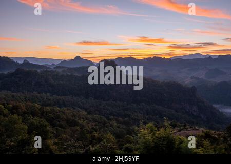 Mae Hong son Thailand, Ban Jabo Noodle House, Ban Jabo, Mae Hong son, Thailand. Vue sur la montagne, Morning Mist Viewpoint Pha Mok Baan Jabo, dans la province de Mae Hong son Thailand, Baan Jabo. Banque D'Images