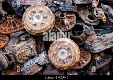 Pile de pièces de rechange et de moteur en métal de véhicule ancien et sale et rouillés. Banque D'Images