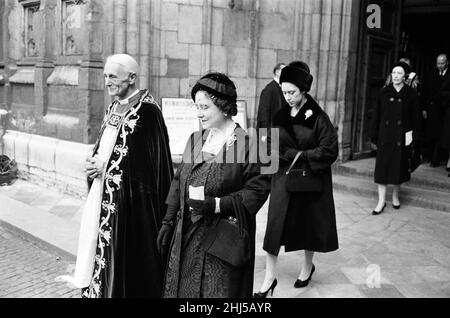 Service commémoratif pour Edwina Mountbatten, comtesse Mountbatten de Birmanie à l'abbaye de Westminster.La reine Elizabeth la reine mère quitte le service avec la princesse Margaret.7th mars 1960. Banque D'Images