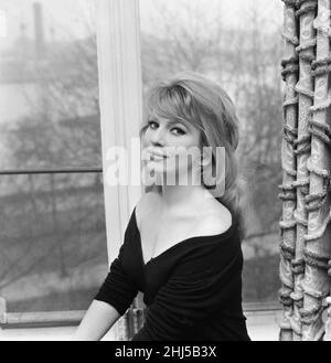 Annette Stroyberg, actrice danoise, à Londres, dimanche 14th décembre 1958.Annette est au Royaume-Uni pour un test d'écran, elle espère un rôle dans le nouveau film les armes de Navarone.Notre photo montre ...Annette dans son appartement à l'Hôtel Savoy. Banque D'Images