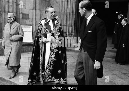 Service commémoratif pour Edwina Mountbatten, comtesse Mountbatten de Birmanie à l'abbaye de Westminster.Le prince Philip, duc d'Édimbourg, quitte le service, aux côtés de sa mère, la princesse Alice (à gauche).7th mars 1960. Banque D'Images