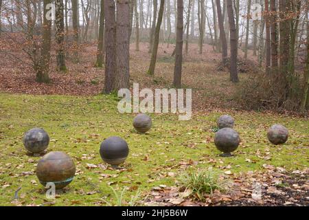 Braubach, Allemagne.25th janvier 2022.Les urnes d'eau sont situées dans un cimetière.Les cendres du défunt sont évacuées par l'eau de pluie au fil du temps et se combinent avec le sol.La culture funéraire est en train de changer, les souhaits et les offres funéraires deviennent de plus en plus individuels.(À dpa «la créativité est en demande: De nouvelles formes d'enterrement sont de plus en plus populaires») Credit: Thomas Frey/dpa/Alamy Live News Banque D'Images