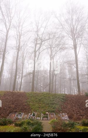 Braubach, Allemagne.25th janvier 2022.Au cimetière de 'Unser Hafen', les personnes décédées peuvent être enterrées avec leurs animaux de compagnie.La culture funéraire est en train de changer, les souhaits et les offres funéraires deviennent de plus en plus individuels.(À dpa «la créativité est en demande: De nouvelles formes d'enterrement sont de plus en plus populaires») Credit: Thomas Frey/dpa/Alamy Live News Banque D'Images