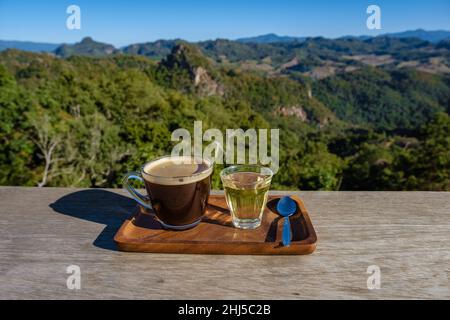 Mae Hong son Thailand, Ban Jabo Noodle House, Ban Jabo, Mae Hong son, Thailand. Vue sur la montagne, Morning Mist Viewpoint Pha Mok Baan Jabo, foyer sélectif du café dans les montagnes avec du thé Banque D'Images