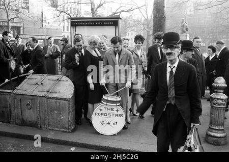 La répétition a eu lieu ce matin pour la représentation du film Royal qui aura lieu lundi soir devant les membres de la famille royale à l'Odeon, Leicester Square.Kenneth More se joint aux routards « The Roadsters » sur la batterie tandis que Tony Hancock, Joan Collins.Warren Beatty, Brenda de Banzie et Susannah York.19th février 1961. Banque D'Images