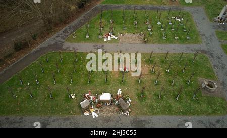 Ahrweiler, Allemagne.24th janvier 2022.Dans le vignoble du cimetière de Bergfriedhof, le défunt peut trouver son dernier lieu de repos parmi les vignes (vue aérienne prise par drone).La culture funéraire est en train de changer, les souhaits et les offres funéraires deviennent de plus en plus individuels.(À dpa «la créativité est en demande: De nouvelles formes d'enterrement sont de plus en plus populaires») Credit: Thomas Frey/dpa/Alamy Live News Banque D'Images