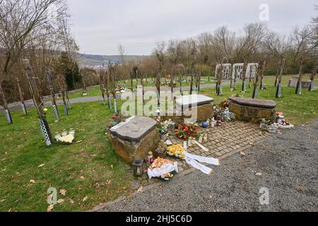 Ahrweiler, Allemagne.24th janvier 2022.Dans le vignoble du cimetière de Bergfriedhof, le défunt peut trouver son dernier lieu de repos parmi les vignes.La culture funéraire est en train de changer, les souhaits et les offres funéraires deviennent de plus en plus individuels.(À dpa «la créativité est en demande: De nouvelles formes d'enterrement sont de plus en plus populaires») Credit: Thomas Frey/dpa/Alamy Live News Banque D'Images