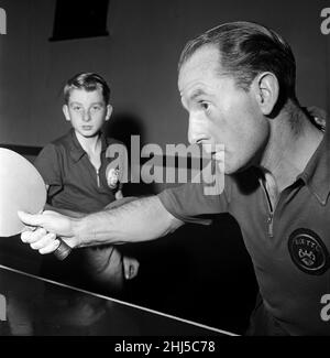 Ken Stanley, ancien international de tennis de table de l'Angleterre, sera associé par David Stanley (12), son fils, dans les doubles hommes aux championnats de tennis de table du nord de l'Angleterre à Manchester le mois prochain.Ils sont photographiés en formation pour les doubles, Ken dirige une école de tennis de table à Burnley.1st septembre 1957. Banque D'Images