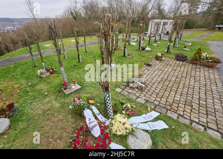 Ahrweiler, Allemagne.24th janvier 2022.Dans le vignoble du cimetière de Bergfriedhof, le défunt peut trouver son dernier lieu de repos parmi les vignes.La culture funéraire est en train de changer, les souhaits et les offres funéraires deviennent de plus en plus individuels.(À dpa «la créativité est en demande: De nouvelles formes d'enterrement sont de plus en plus populaires») Credit: Thomas Frey/dpa/Alamy Live News Banque D'Images