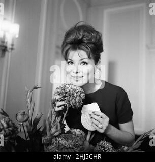 Irina Demick, actrice française, au Royaume-Uni pour la première du nouveau film, le jour le plus long, dans lequel elle se présente comme Janine Boitard, résistance française, Caen, en photo à l'Hôtel Savoy, Londres, lundi 9th octobre 1961.Le personnage Janine Boitard est basé sur la vraie résistance de la vie battante Louise Boitard, connue sous le nom de Jeanine Boitard dans la résistance. Banque D'Images