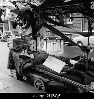 Un barrow décoré de garçons stall à la veille de son mariage, à l'extérieur de la station de Charing Cross.6th août 1958. Banque D'Images