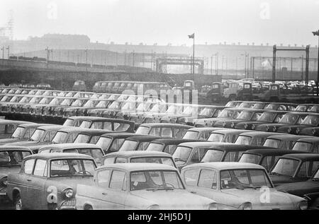 Scènes générales à l'extérieur de l'usine de peinture, de garniture et d'assemblage de Ford à Dagenham, Essex, alors que de nouvelles voitures Ford sortent de la chaîne de production.16th novembre 1960. Banque D'Images