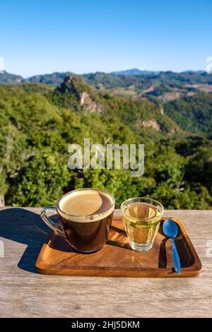 Mae Hong son Thailand, Ban Jabo Noodle House, Ban Jabo, Mae Hong son, Thailand. Vue sur la montagne, Morning Mist Viewpoint Pha Mok Baan Jabo, foyer sélectif du café dans les montagnes avec du thé Banque D'Images