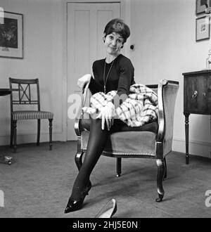 Danseuse una Stubbs, âgée de 22 ans, dans son appartement à Londres.4th décembre 1959. Banque D'Images