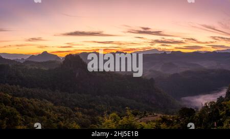 Mae Hong son Thailand, Ban Jabo Noodle House, Ban Jabo, Mae Hong son, Thailand. Vue sur la montagne, Morning Mist Viewpoint Pha Mok Baan Jabo, dans la province de Mae Hong son Thailand, Baan Jabo. Banque D'Images