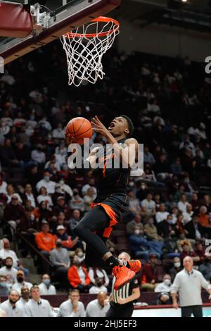 Blacksburg, Virginie, États-Unis.26th janvier 2022.Miami (FL) Hurricanes avant Anthony Walker (1) pose le ballon pendant le match NCAA Basketball entre les Miami Hurricanes et les Virginia Tech Hokies au Cassell Coliseum de Blacksburg, Virginie.Greg Atkins/CSM/Alamy Live News Banque D'Images