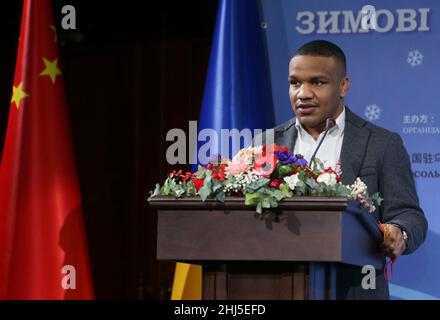 Kiev, Ukraine.26th janvier 2022.Zhan Beleniuk, champion olympique de lutte d'Ukraine, prend la parole lors d'un événement pour les Jeux olympiques d'hiver de 2022 à Beijing qui se tiendra à Kiev, en Ukraine, le 26 janvier 2022.Credit: Sergey Starostenko/Xinhua/Alay Live News Banque D'Images