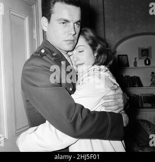 Pendant trois heures, la star de cinéma américaine Robert Wagner embrassait Shirley Anne Field pour obtenir la bonne prise de vue pour le film « les amoureux de la guerre » en cours de réalisation aux Shepperton film Studios.23rd novembre 1961. Banque D'Images