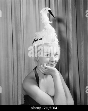 Mylène Demongeot, actrice française, photographiée dans sa suite au Savoy Hotel, Londres, vendredi 12th décembre 1958.Mylène est au Royaume-Uni pour la première de son nouveau film être beau mais fermé, aussi connu comme Blonde pour danger, dans lequel elle joue le rôle de Virginie Dumayet. Banque D'Images