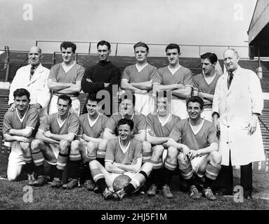 Manchester United F.C.Équipe.De gauche à droite, Bill Inglis (formateur de la réserve), Geoff Bent, Ray Wood, Mark Jones, Bill Foulkes,Dennis Viollet, Tom Curry (formateur).Milieu, de gauche à droite, Jackie Blanchflower, Colin Webster, Wilf McGuinness,Tommy Taylor, Billy Whelan, David Pegg.Avant Johnny Berry.Vers 1957. Banque D'Images