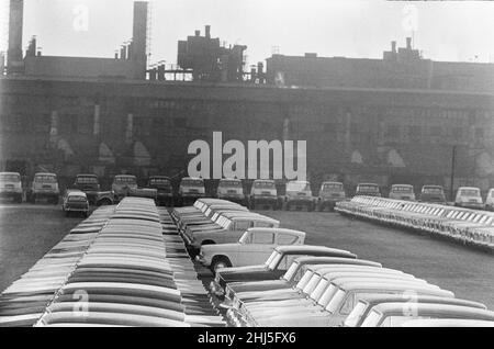 Scènes générales à l'extérieur de l'usine de peinture, de garniture et d'assemblage de Ford à Dagenham, Essex, alors que de nouvelles voitures Ford sortent de la chaîne de production.16th novembre 1960. Banque D'Images