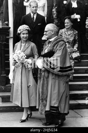 La reine Elizabeth II et le prince Philip, duc d'Édimbourg, en visite à Chester.Après la visite royale à l'hôtel de ville de Chester.La Reine descend les marches de l'hôtel de ville en compagnie du maire.Juillet 1957. Banque D'Images