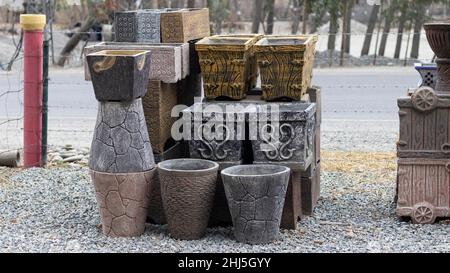 Pots et récipients en béton élégants et décoratifs pour plantes Banque D'Images