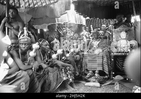 Des chefs et des danseurs Ashanti attendent de voir la reine Elizabeth II et le duc d'Édimbourg au stade des sports de Kumasi (stade Baba Yara) à Kumasi, lors de leur visite du Commonwealth au Ghana, le 16th novembre 1961. Banque D'Images