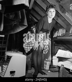 Danseuse una Stubbs, âgée de 22 ans, dans son appartement à Londres.À l'intérieur du placard de grenier sur le point de sélectionner une paire de chaussures.4th décembre 1959. Banque D'Images