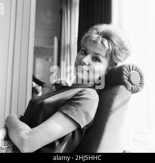 Irina Demick, actrice française, au Royaume-Uni pour la première du nouveau film, le jour le plus long, dans lequel elle se présente comme Janine Boitard, résistance française, Caen, en photo à l'Hôtel Savoy, Londres, lundi 9th octobre 1961.Le personnage Janine Boitard est basé sur la vraie résistance de la vie battante Louise Boitard, connue sous le nom de Jeanine Boitard dans la résistance. Banque D'Images