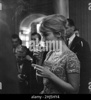 Annette Stroyberg, actrice danoise, à Londres, dimanche 14th décembre 1958.Annette est au Royaume-Uni pour un test d'écran, elle espère un rôle dans le nouveau film les armes de Navarone.Notre image montre ... réception de presse pour Annette à l'Hôtel Savoy. Banque D'Images