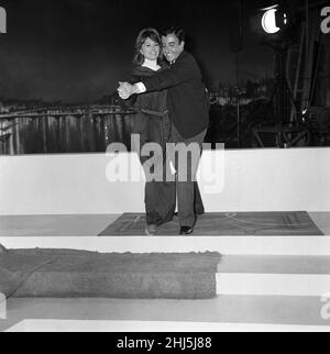 Sophia Loren et Peter Sellers dans une scène du film « The Millionairess » dans les studios de cinéma MGM à Elstree.13th juillet 1960. Banque D'Images