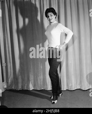 Nadja Regin, actrice serbe au Royaume-Uni pour faire son deuxième film télévisé anglais, meurtre à Berkeley Square, le film est l'une des séries sous le titre de Rendezvous, photographiée chez elle dans son West London Flat, dimanche 11th janvier 1959. Banque D'Images