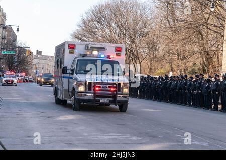 New York, NY - 26 janvier 2022 : Motocade arrive pour transférer les restes de l'officier de police tombé Wilbert Mora à la Maison funéraire de Riverdale Banque D'Images