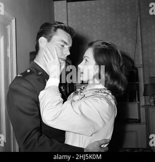 Pendant trois heures, la star de cinéma américaine Robert Wagner embrassait Shirley Anne Field pour obtenir la bonne prise de vue pour le film « les amoureux de la guerre » en cours de réalisation aux Shepperton film Studios.23rd novembre 1961. Banque D'Images