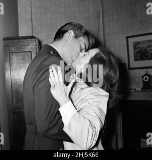 Pendant trois heures, la star de cinéma américaine Robert Wagner embrassait Shirley Anne Field pour obtenir la bonne prise de vue pour le film « les amoureux de la guerre » en cours de réalisation aux Shepperton film Studios.23rd novembre 1961. Banque D'Images