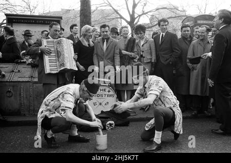 La répétition a eu lieu ce matin pour la représentation du film Royal qui aura lieu lundi soir devant les membres de la famille royale à l'Odeon, Leicester Square.Kenneth More se joint aux routards « The Roadsters » sur la batterie tandis que Tony Hancock, Joan Collins.Warren Beatty, Brenda de Banzie et Susannah York.19th février 1961. Banque D'Images