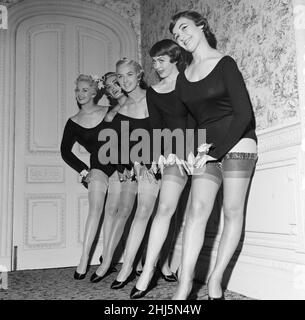 Bing Fashion Show, modèles de jambes portant des bas conçus par la designer italienne de mode Madame Elsa Schiaparelli, photo 11th septembre 1957. Banque D'Images