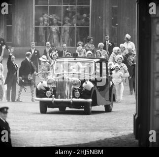 Le mariage de la princesse Margaret et d'Antony Armstrong-Jones à l'abbaye de Westminster.Les membres de la famille royale, dont le prince Philippe, le duc d'Édimbourg, la reine Élisabeth II et la reine Élisabeth la mère, branlent Au revoir alors que le couple de la mariée quitte le palais de Buckingham pour monter à bord du yacht royal Britannia à Tower Pier pour leur lune de miel.6th mai 1960. Banque D'Images