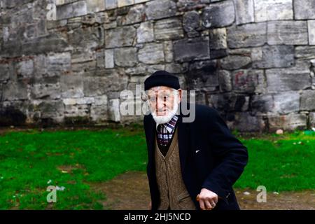 Un turc âgé debout près des murs de Constantinople à Istanbul, Turquie. Banque D'Images