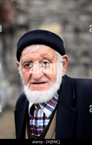 Un turc âgé debout près des murs de Constantinople à Istanbul, Turquie. Banque D'Images