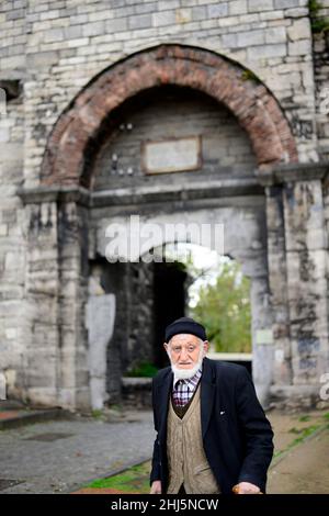 Un turc âgé debout près des murs de Constantinople à Istanbul, Turquie. Banque D'Images