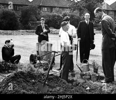 Le Prince Philip visite l'école secondaire moderne Eastbourne, Darlington.John Dobson et Ian Wright font partie du programme de prix du duc d'Édimbourg et ont été désignés « photographes officiels » pour la visite du duc.25th juin 1960. Banque D'Images