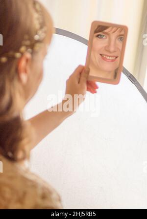 7th du 2017 octobre , Moscou, Russie,femme regarde le miroir coloré Banque D'Images