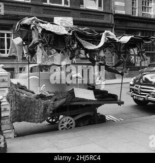 Un barrow décoré de garçons stall à la veille de son mariage, à l'extérieur de la station de Charing Cross.6th août 1958. Banque D'Images