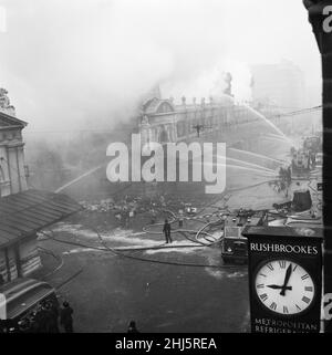 Scènes au marché de la viande de Smithfield dans le centre de Londres après qu'un incendie a éclaté dans les locaux de Union Cold Storage Co. Le feu, assisté par la brigade des pompiers de Londres, a brûlé pendant trois jours dans le labryinthe vieux de plusieurs siècles avant qu'il ne s'effondre.Photo prise : 24th janvier 1958. Banque D'Images