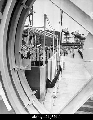 Le prince Philip pose le Keel de Dreadnight.Le duc d'Édimbourg pose la quille du premier sous-marin nucléaire britannique, Dreadnight, au chantier de Vickers Armstrongs à Barrow-in-Furness.12th juin 1959. Banque D'Images