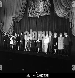 La répétition a eu lieu ce matin pour la représentation du film Royal qui aura lieu lundi soir devant les membres de la famille royale à l'Odeon, Leicester Square.Leslie Phillips, Tony Hancock, Peter Sellers, Warren Beatty, Joan Collins,John Mills, Susannah York, Kenneth More, Shirley Anne Field, Max Bygraves,Adam Faith et Sid James posent avec d'autres acteurs.19th février 1961. Banque D'Images